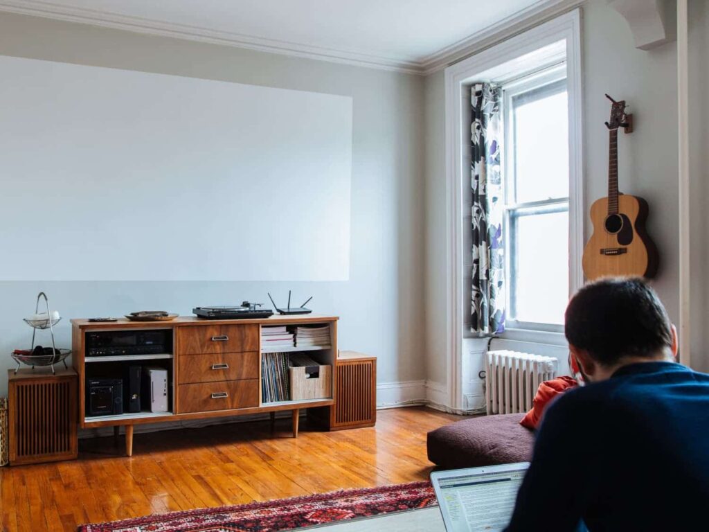 Can I Use A Projector In A Small Apartment During The Day?